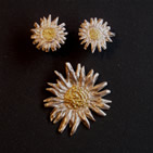 Daisy-chrysanthemum style brooch; matching earrings