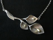 Necklace: leaf and cape-shaped flowers with single central stamen