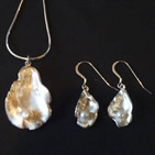 Pendant: oyster shell with pearl; matching earrings